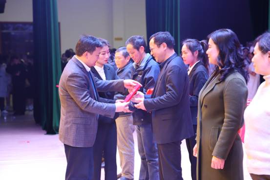 市委常委 组织部长 市委教育工委书记 史玉雄 为从教三十年教师颁奖.jpg