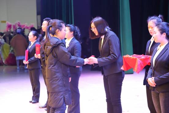 共青团市委副书记 尹雯璟 为征文 演讲比赛颁奖.jpg