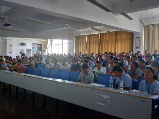 乡村医生培训调整教室后学员克服酷暑学习 (1).jpg