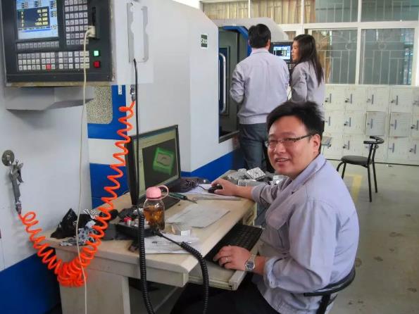 【天职人物】匠心筑梦,永不停歇的奋进者——访机电学院老师何汉斌(图1)