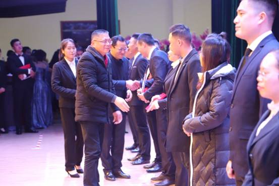 市人民政府办公室副主任 杨泰平 院长熊安锋 为 感动校园十佳人物 颁奖.jpg