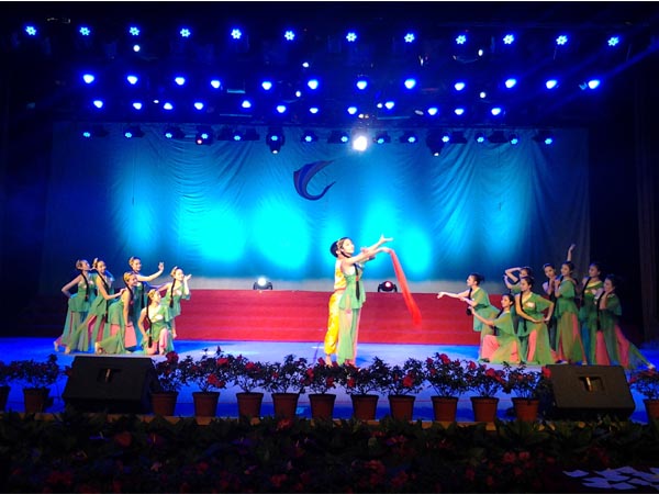 我院学生参加黄鹤美育节(图1)