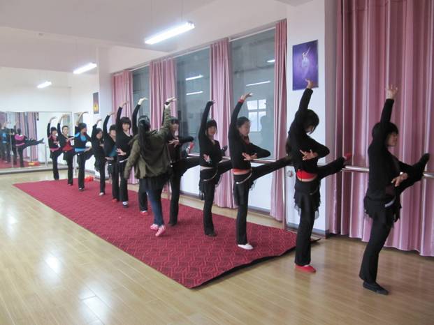 茶学院学生在形体训练(图1)